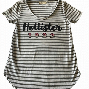 𝅺$ 5 add on $ Hollister stripe logo t size xs